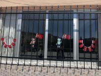 23 Nisan için  bayrak tutan kız ve erkek çocuk