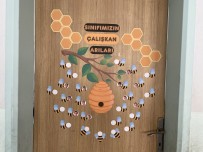 Kapı süsü arılar