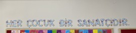“Her çocuk bir sanatçıdır.” Duvar Yazısı