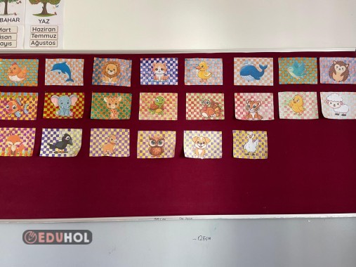 İki boyutlu çalışmasında ön, arka, orta planı kullanır.