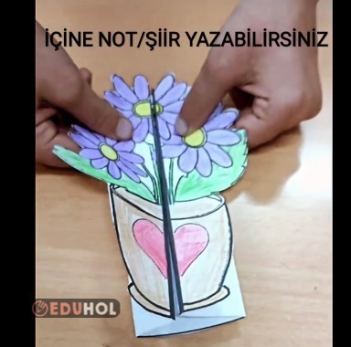 ÖĞRETMENLER GÜNÜ İÇİNE NOT YAZILAN SAKSIDA ÇİÇEK