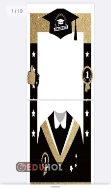 Karne hatırası graduation day poster tutup foto çalarla fon