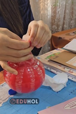 12 Mart İstiklal Marşı'mızın Kabulü ile ilgili bir etkinlik videosu. Plastik şişeden bayrak fener yapma çalışması. Bu örnek olarak yaptığımız hali. Şişelerin kapakları kırmızı olandan olsa daha iyi olur. Sınıfça yarın yaparken kırmızı kapaklı şişe kullanacağız.